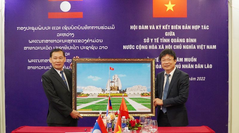 Giám đốc Sở Y tế tỉnh Quảng Bình Dương Thanh Bình tặng quà lưu niệm cho đoàn cán bộ y tế tỉnh Khăm Muồn.