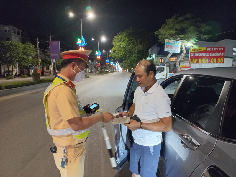 Lực lượng Phòng CSGT kiểm tra nồng độ cồn và ma túy đối với lái xe.
