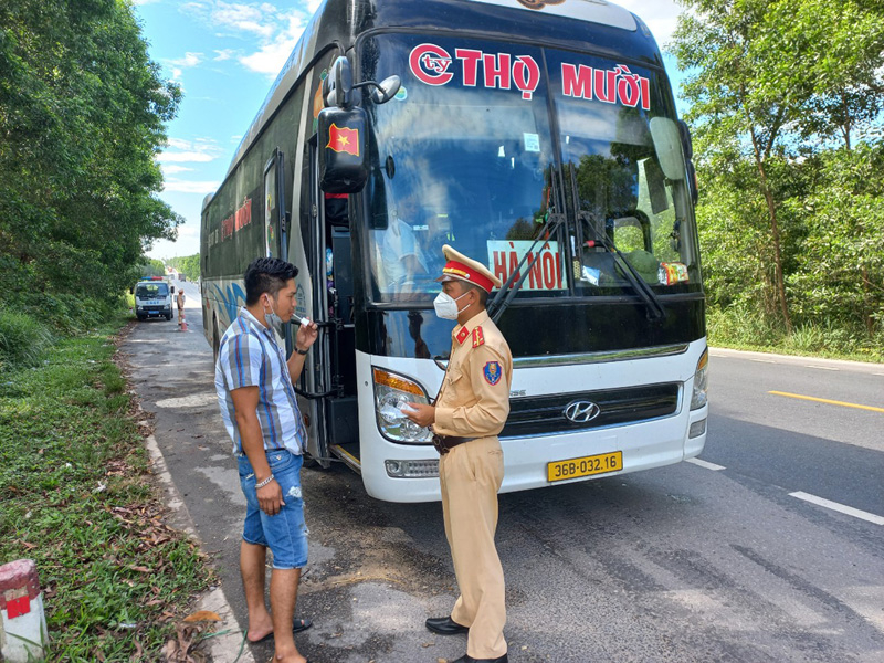 Lực lượng Phòng CSGT kiểm tra nồng độ cồn và ma túy đối với lái xe.