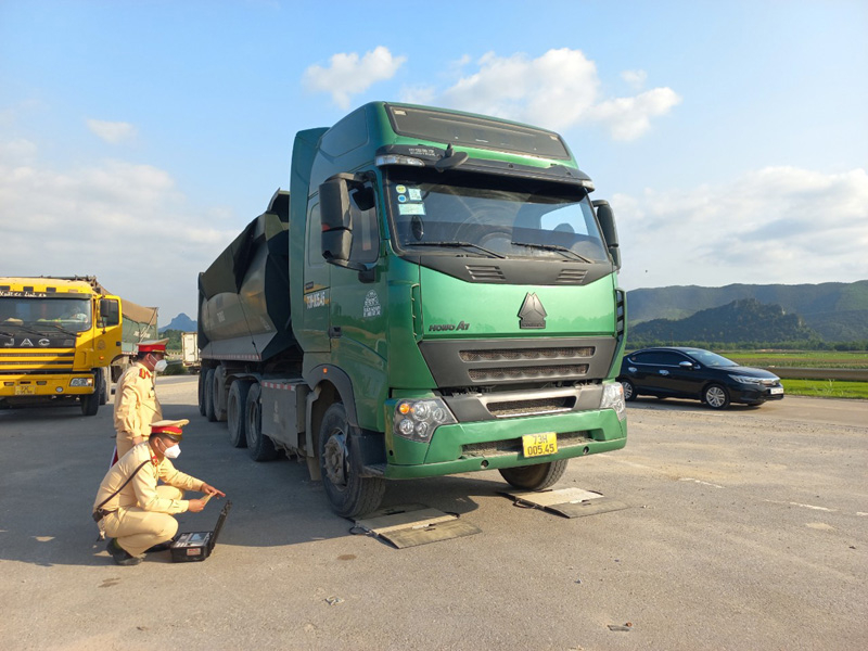 Lực lượng Phòng CSGT kiểm tra xe có dấu hiệu chở hàng quá tải trọng cho phép.
