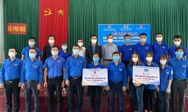 Huyện đoàn Quảng Trạch bàn giao công trình thắp sáng đường quê tại xã Phù Hóa.