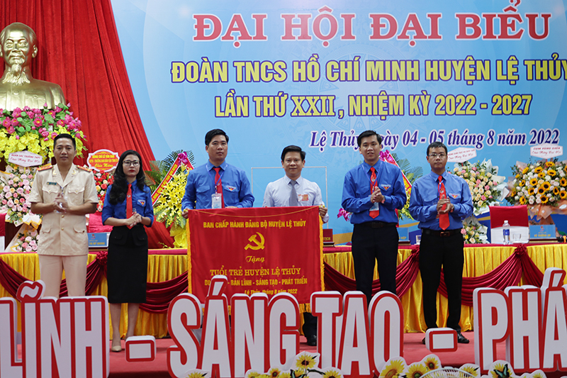  Đồng chí Lê Vĩnh Thế, TUV, Bí thư Huyện ủy Lệ Thủy trao bức trướng chúc mừng Đại hội.