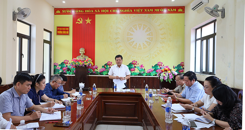Đồng chí Bí thư Thành ủy Đồng Hới Trần Phong kết luận tại buổi làm việc.