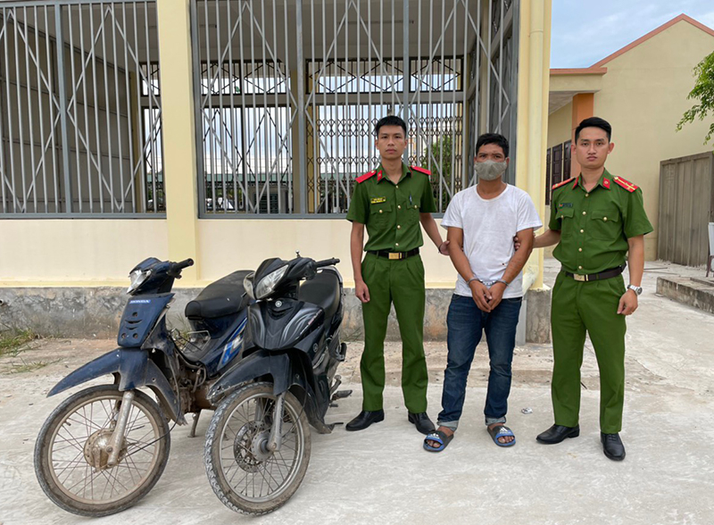 Đối tượng Trần Ánh Sáng và tang vật bị thu giữ.