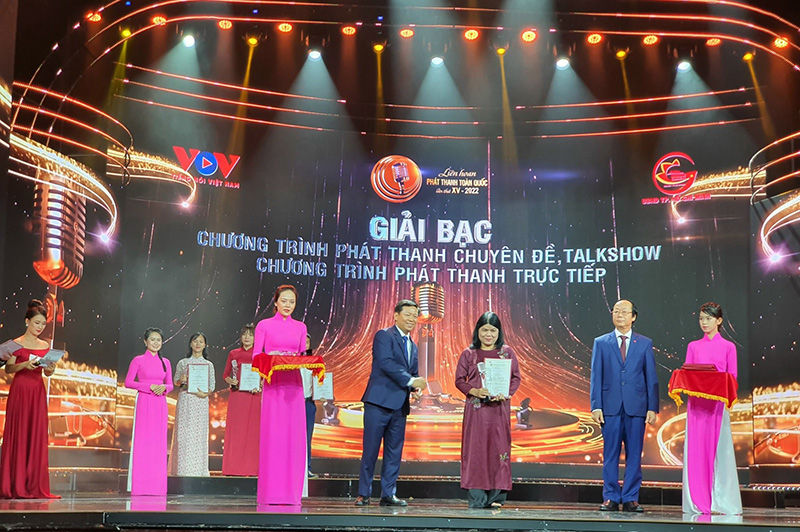 Tác phẩm “Gửi yêu thương” của nhóm tác giả Thanh Nhàn, Phương Thảo, Hoàng Linh, Phúc Nguyên, Thu Hằng, Lan Hương, Nguyễn Hiền giành giải bạc. 