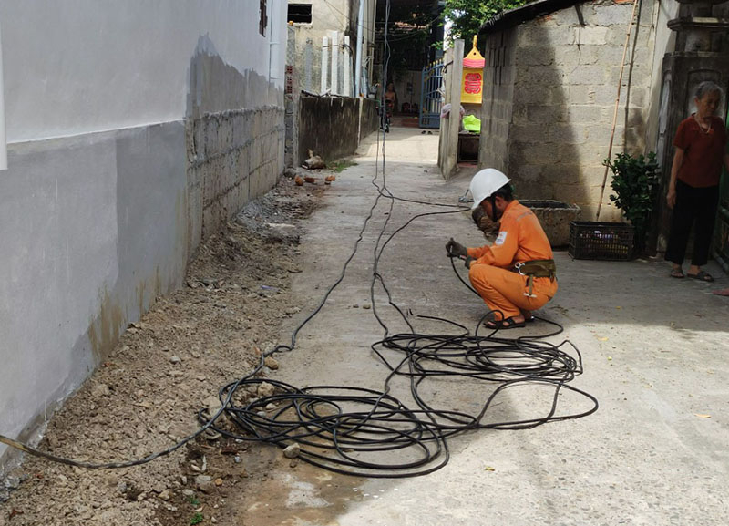 Điện lực Lệ Thủy giúp người dân khắc phục sự cố dây chạm chập sau công tơ.