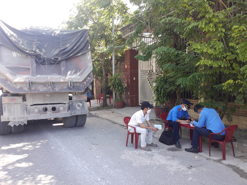 Thanh tra giao thông đang lập biên bản một trường hợp vi phạm tải trọng.