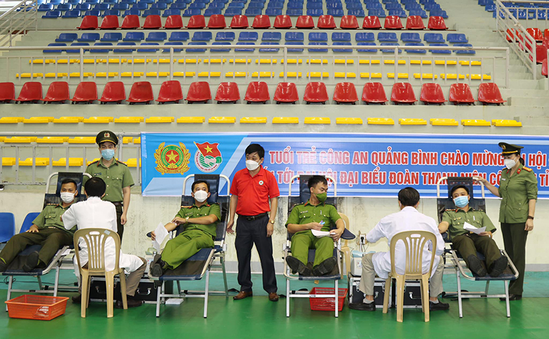 Tuổi trẻ Công an tỉnh hiến máu, kịp thời cấp cứu người bệnh.