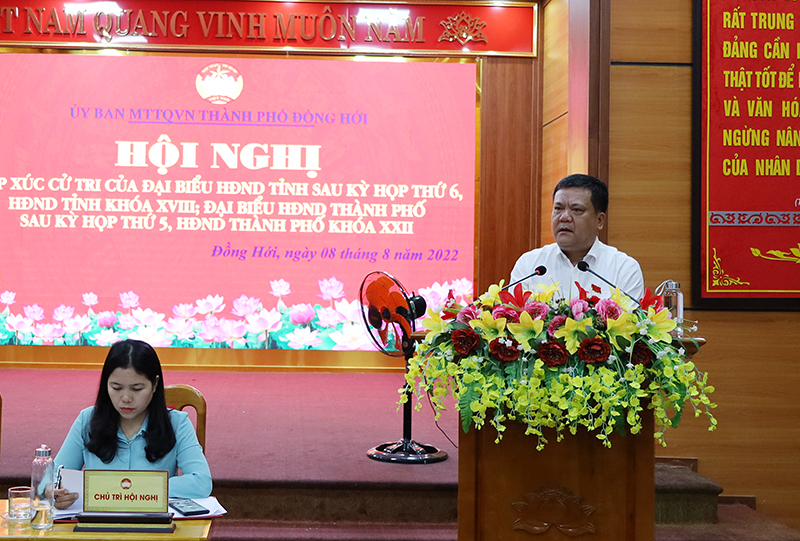 Đồng chí Trần Phong, Ủy viên Ban Thường vụ Tỉnh ủy, Bí thư Thành ủy Đồng Hới tiếp thu ý kiến, kiến nghị của cử tri trên địa bàn.