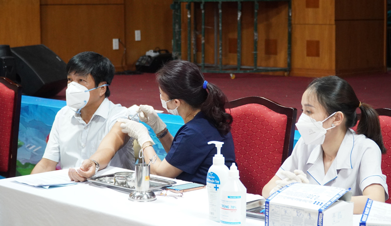 Các đồng chí lãnh đạo tỉnh tham gia tiêm vắc xin phòng Covid-19 mũi nhắc lại lần 2 trong sáng 8/8.