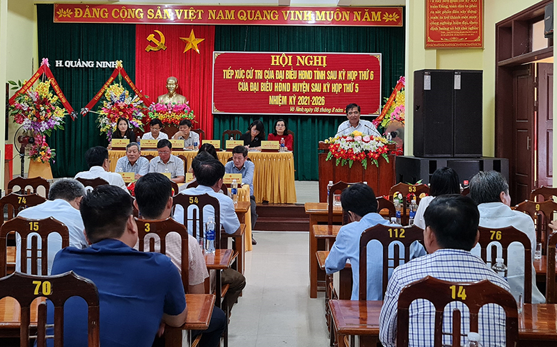 Đồng chí Phó Chủ tịch Thường trực UBND tỉnh Đoàn Ngọc Lâm tiếp thu, trao đổi về các kiến nghị của cử tri huyện Quảng Ninh.