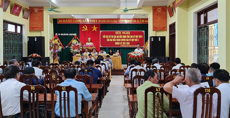 Cử tri huyện Quảng Ninh bày tỏ tâm tư, nguyện vọng.