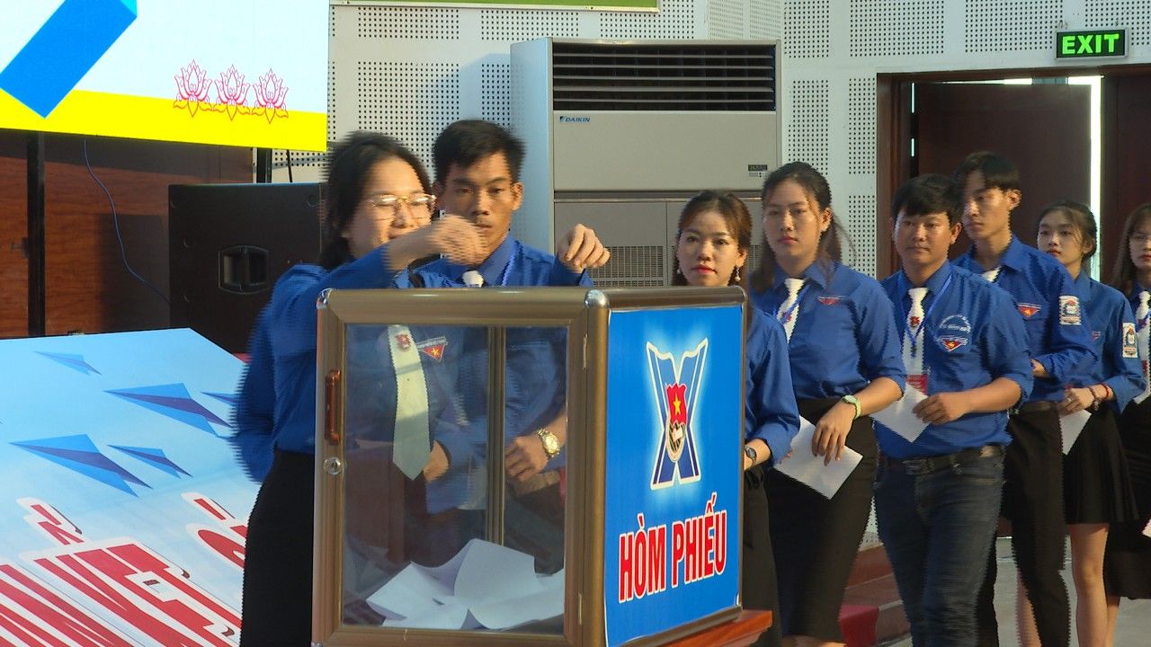 Các đại biểu bỏ phiếu bầu Ban Chấp hành Huyện đoàn Quảng Ninh nhiệm kỳ 2022-2027.