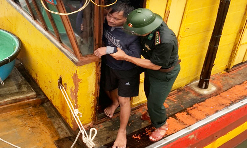 Cán bộ Trạm kiểm soát Biên phòng Ròon, đồn Biên phòng Ròon tiếp nhận đưa các ngư dân bị nạn lên bờ.
