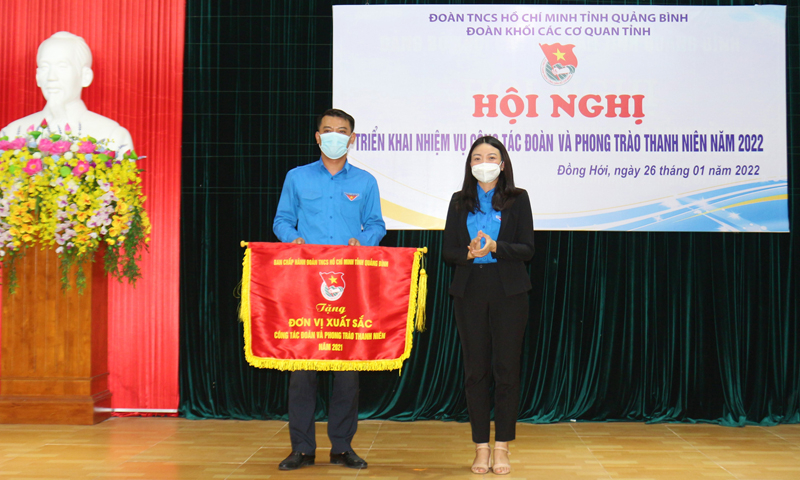 Đại diện lãnh đạo Tỉnh đoàn trao cờ đơn vị xuất sắc trong công tác Đoàn và phong trào thanh niên năm 2021 cho Đoàn khối các cơ quan tỉnh.