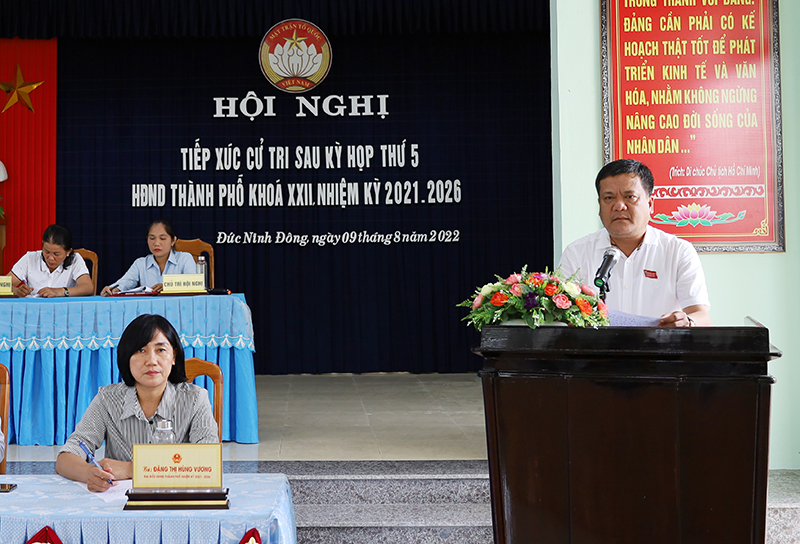 Đồng chí Trần Phong, Ủy viên Ban Thường vụ Tỉnh ủy, Bí thư Thành ủy Đồng Hới tiếp thu ý kiến, kiến nghị của cử tri trên địa bàn.