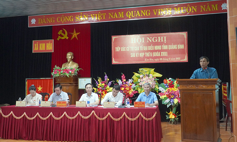 Cử tri phát biểu tại hội nghị
