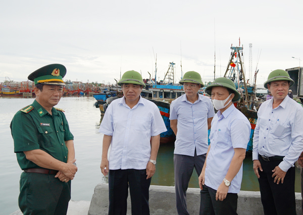 Đồng chí Phó Chủ tịch Thường trực UBND tỉnh Đoàn Ngọc Lâm kiểm tra công tác sẵn sàng ứng phó với áp thấp nhiệt đới tại Khu neo đậu tránh trú bão cho tàu cá Cửa Gianh (hBố Trạch).