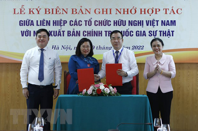 Chủ tịch Liên hiệp các tổ chức hữu nghị Việt Nam Nguyễn Phương Nga và Giám đốc, Tổng Biên tập Nhà xuất bản Chính trị Quốc gia Sự thật Phạm Minh Tuấn chứng kiến lễ ký. (Ảnh: An Đăng/TTXVN)