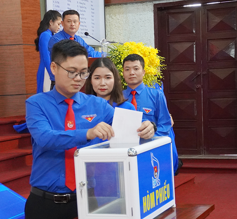 Các đại biểu tiến hành bỏ phiếu bầu Ban Chấp hành Huyện đoàn khóa XXI, nhiệm kỳ 2022-2027.