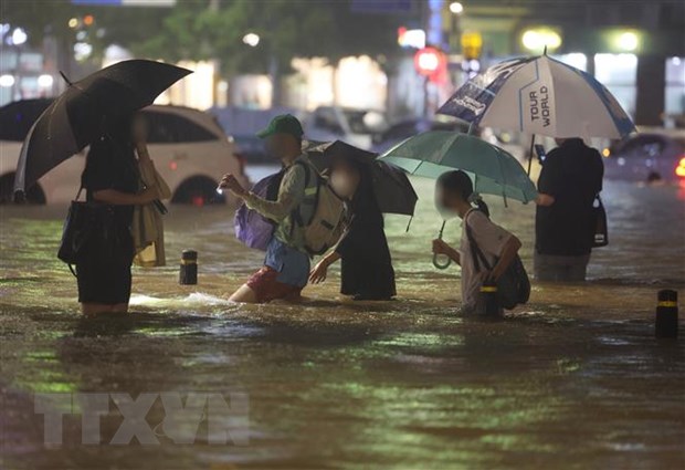 Ngập lụt do mưa lớn trên tuyến đường ở phía Nam Seoul, Hàn Quốc ngày 8/8/2022. (Ảnh: YONHAP/TTXVN)