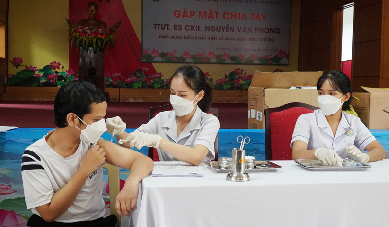Trung tâm Kiểm soát bệnh tật tỉnh tổ chức tiêm vắc xin phòng Covid-19 mũi nhắc lại lần 2 cho người khuyết tật.