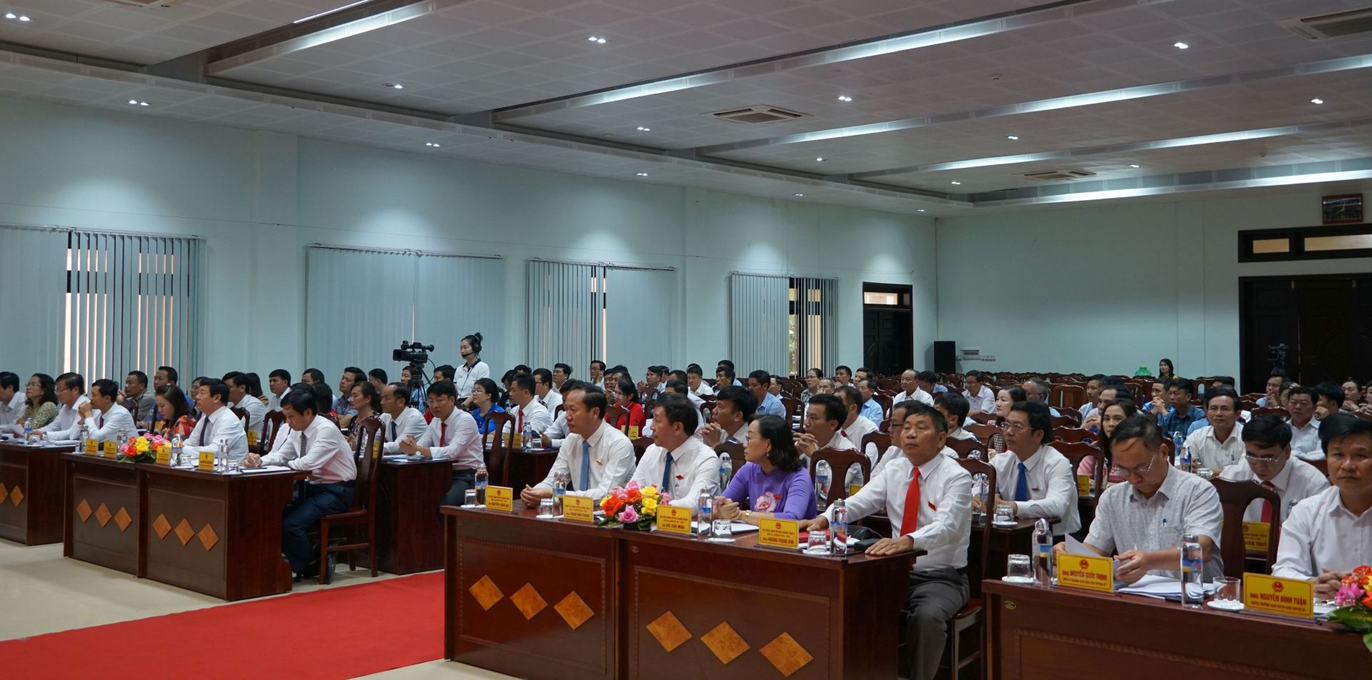 Các đại biểu tham dự kỳ họp.