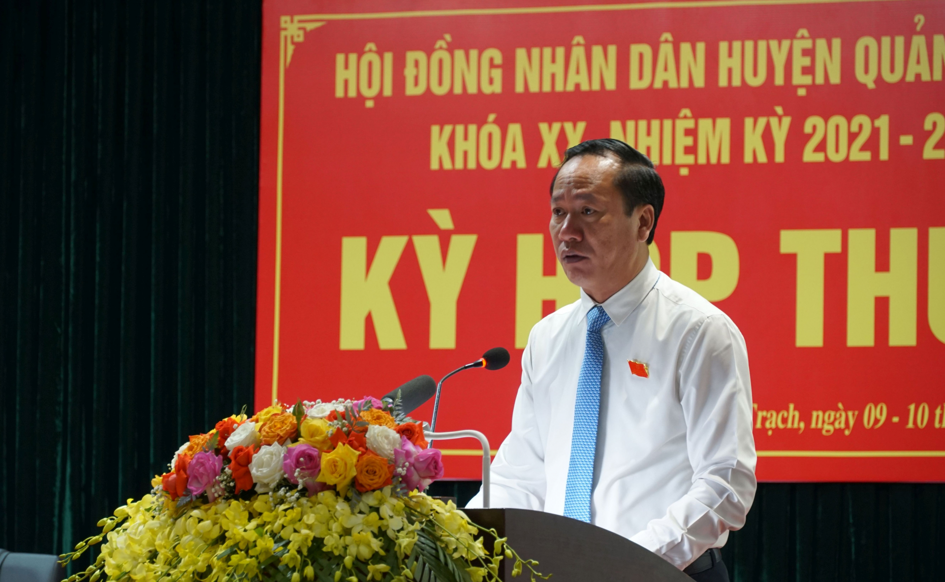 Đồng chí Nguyễn Xuân Đạt, Tỉnh ủy viên, Bí thư Huyện ủy, Chủ tịch HĐND huyện Quảng Trạch phát biểu tại kỳ họp.