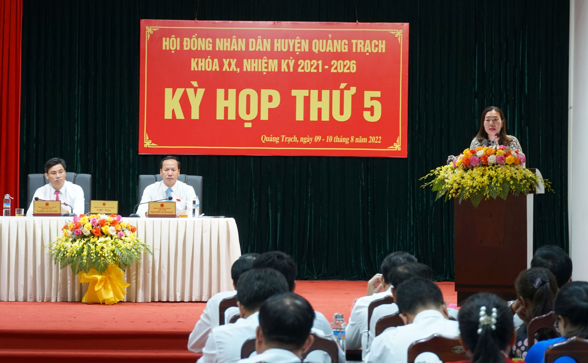 Các đại biểu thảo luận tại kỳ họp.