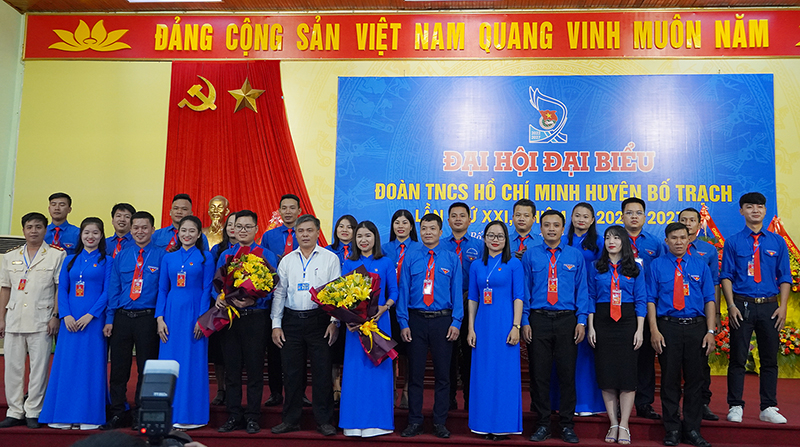 Ban Chấp hành Huyện đoàn khóa XXI, nhiệm kỳ 2022-2027 ra mắt đại hội.