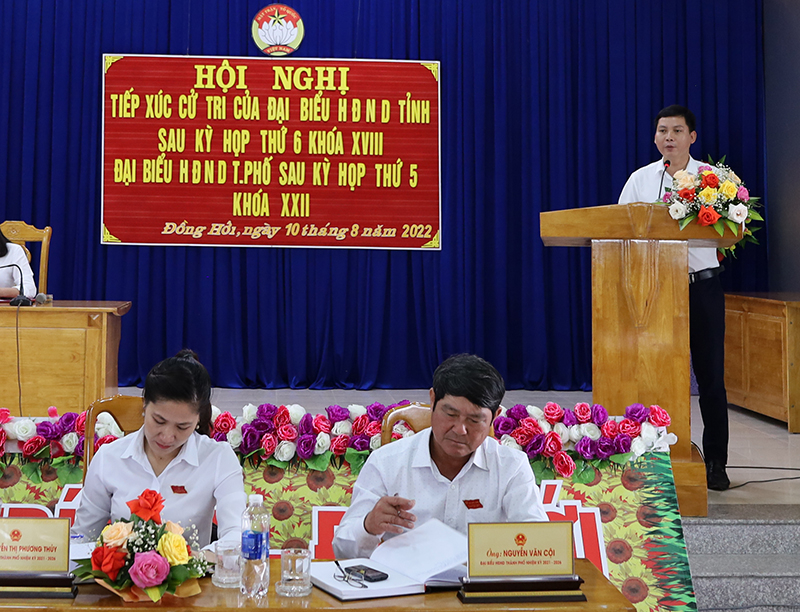 Đồng chí Đặng Đại Bàng, Tỉnh ủy viên, Bí thư Tỉnh đoàn tiếp thu ý kiến, kiến nghị của cử tri trên địa bàn thành phố.
