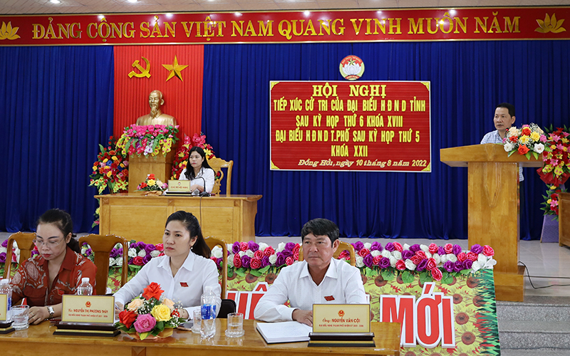 Đại diện lãnh đạo TP. Đồng Hới trả lời một số ý kiến kiến nghị của cử tri trên địa bàn.