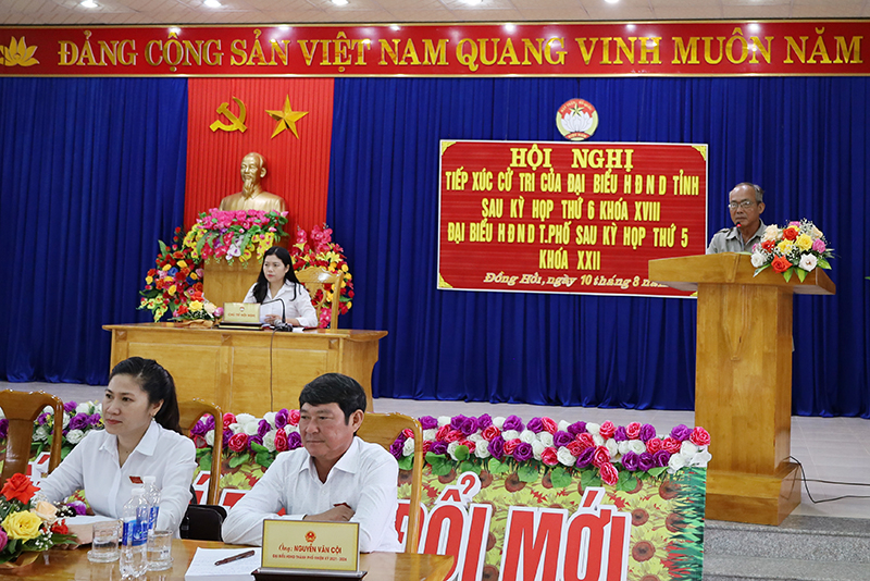 Cử tri TP. Đồng Hới phát biểu ý kiến kiến nghị tại buổi tiếp xúc.