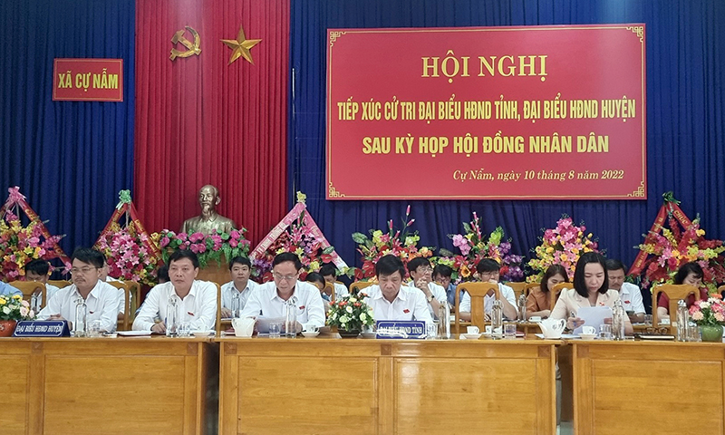 Các đại biểu HĐND tỉnh tại buổi tiếp xúc