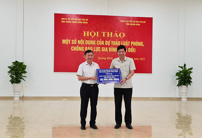 Đại diện Ban Vì sự tiến bộ của phụ nữ văn phòng Trung ương Đảng trao tặng Ban Vì sự tiến bộ của phụ nữ tỉnh Quảng Bình 30 triệu đồng