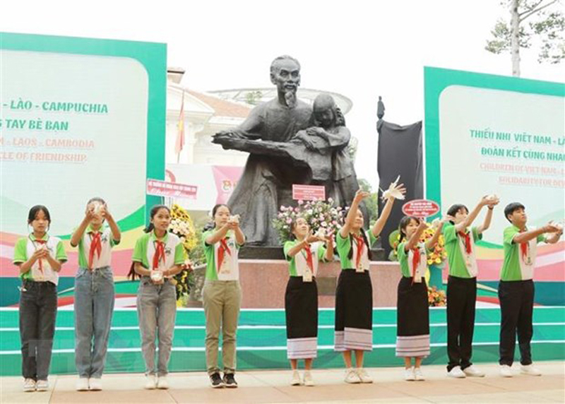 Đại diện thiếu nhi 3 nước Việt Nam-Lào-Campuchia cùng tham gia thực hiện nghi thức thả chim bồ câu thể hiện tinh thần hòa bình, đoàn kết. (Ảnh: Thu Hương/TTXVN)