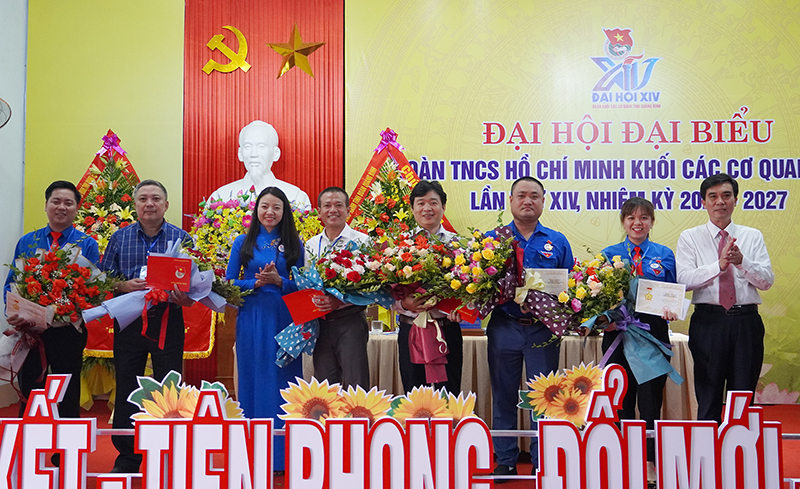 Đại diện lãnh đạo Đảng ủy khối CCQ tỉnh, Tỉnh đoàn trao kỷ niệm chương cho các cá nhân có nhiều đóng góp trong hoạt động Đoàn thời gian qua.