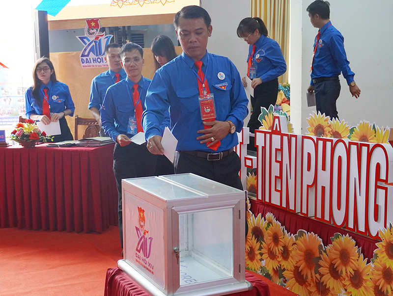 Các đại biểu tiến hành bỏ phiếu bầu Ban Chấp hành Đoàn khối CCQ tỉnh khóa XIV, nhiệm kỳ 2022-2027.