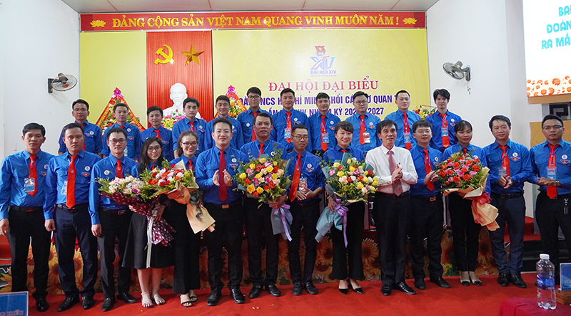Ban Chấp hành Đoàn khối CCQ tỉnh khóa XIV, nhiệm kỳ 2022-2027 ra mắt đại hội.