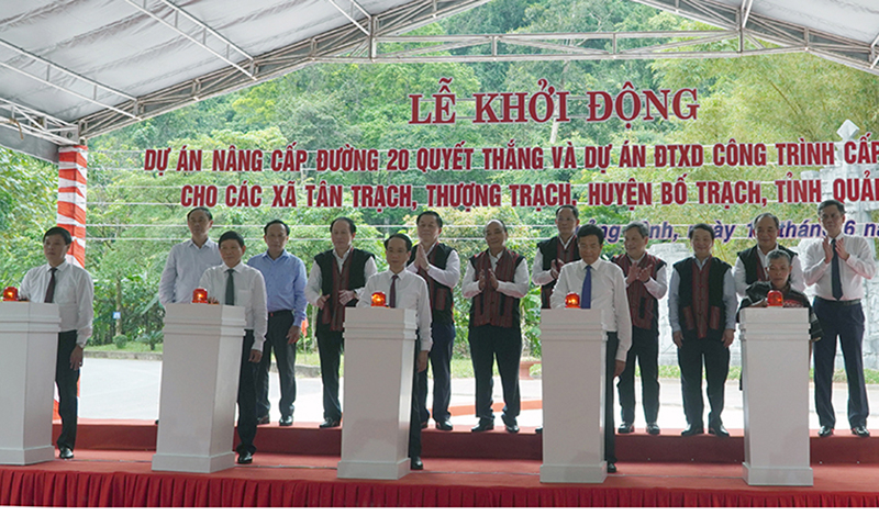  Đồng chí Chủ tịch nước Nguyễn Xuân Phúc và các đồng chí lãnh đạo bộ, ngành Trung ương, lãnh đạo tỉnh tại lễ khởi động dự án đầu tư điện lưới và nâng cấp đường 20 Quyết Thắng tại huyện Bố Trạch.