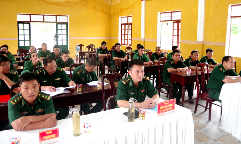 Các cán bộ Bộ Chỉ huy BĐBP tỉnh và lực lượng dự bị động viên tham gia buổi khai mạc. 