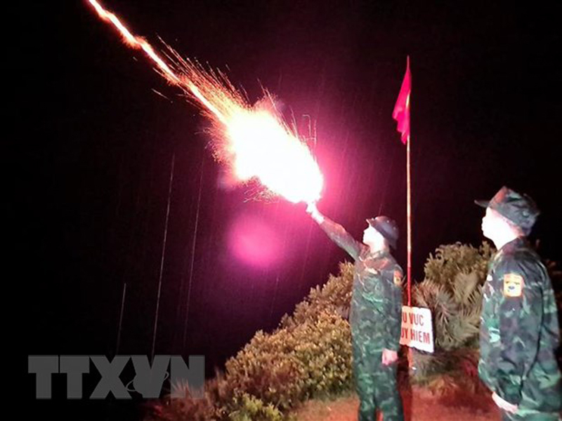 Đồn Biên phòng Cô Tô bắn pháo hiệu kêu gọi tàu thuyền về nơi tránh trú bão an toàn. (Ảnh: TTXVN)