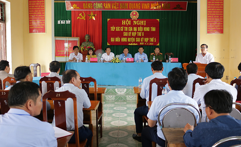 Toàn cảnh buổi tiếp xúc cử tri tại xã Ngư Thủy.