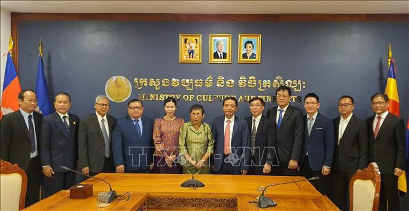 Đoàn đại biểu Bộ Văn hóa, Thể Thao và Du lịch Việt Nam do Thứ trưởng Hoàng Đạo Cương dẫn đầu tại trụ sở Bộ Văn hóa và Nghệ thuật Campuchia. Ảnh: Nguyễn Vũ Hùng/PV TTXVN tại Campuchia