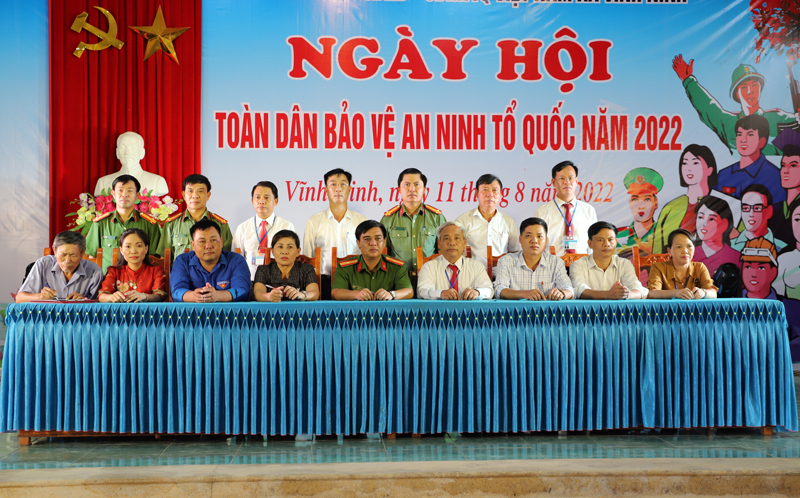 Các tổ chức đoàn thể, đơn vị, đại diện các thôn của xã Vĩnh Ninh ký kết giao ước thi đua thực hiện phong trào “Toàn dân bảo vệ ANTQ”.