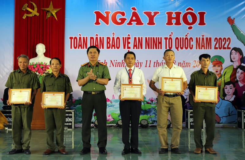 Thừa ủy quyền của Bộ trưởng Bộ Công an, đại tá Nguyễn Tiến Hoàng Anh, Phó Giám đốc Công an tỉnh, Phó Ban chỉ đạo 138 tỉnh trao Kỷ niệm chương Bảo vệ ANTQ cho 5 cá nhân tiêu biểu tại xã Vĩnh Ninh