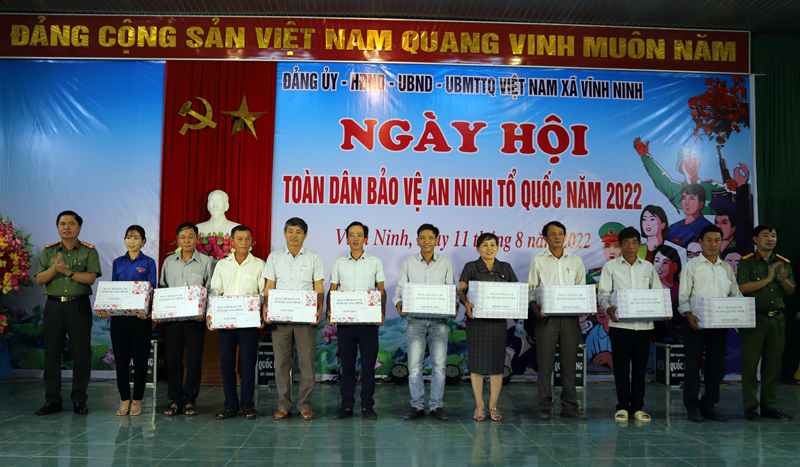 Tặng  quà cho các điển hình tiên tiến trong phong trào “Toàn dân bảo vệ ANTQ”