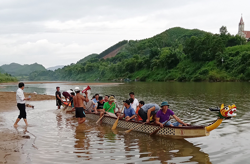  Thuyền đua của xã Thuận Hóa tập luyện.