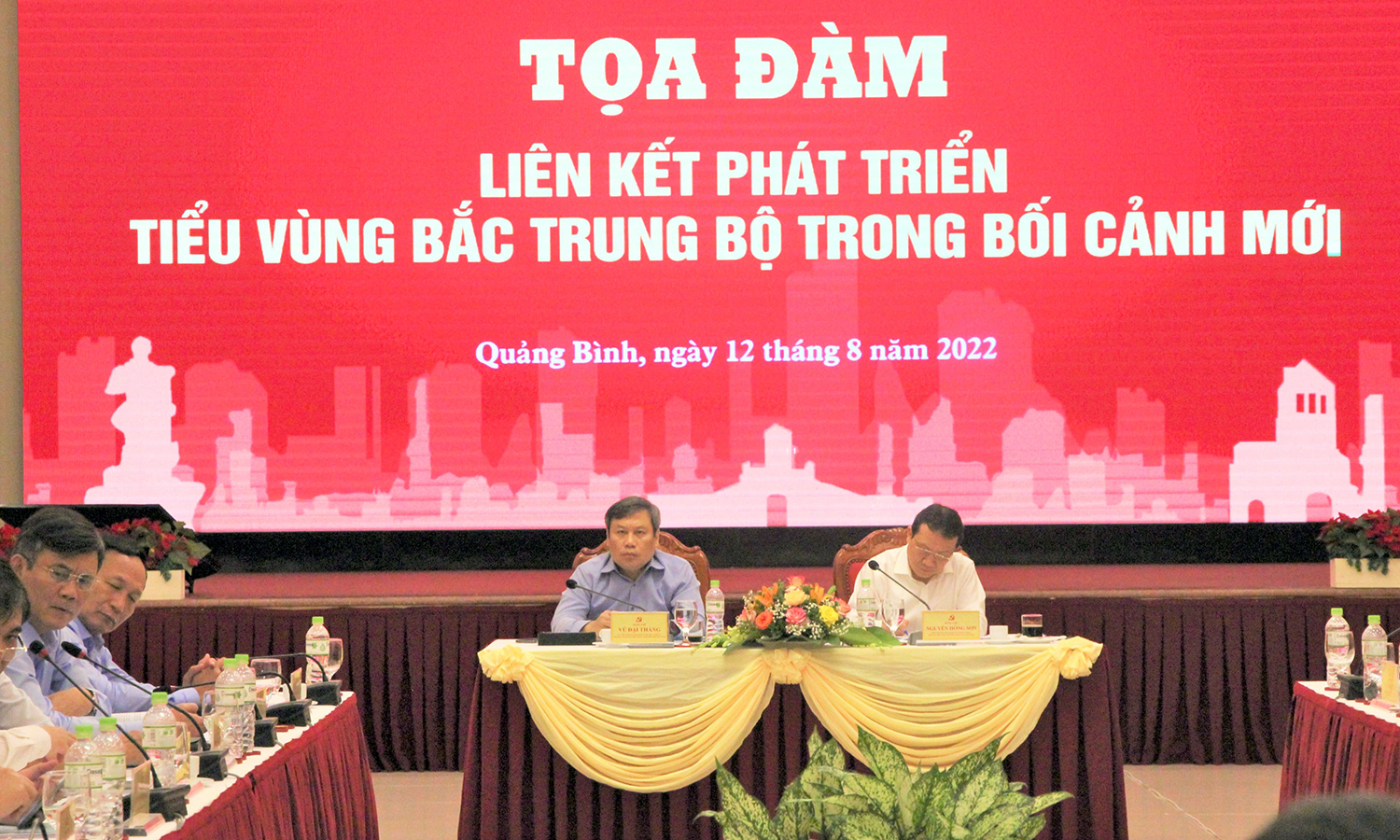 Đồng chí Nguyễn Hồng Sơn và đồng chí Vũ Đại Thắng điều hành buổi tọa đàm