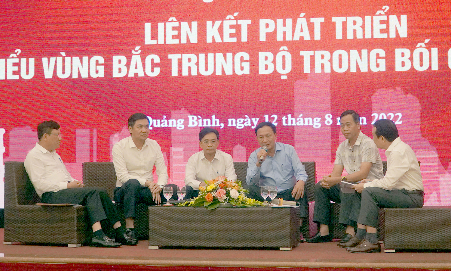 Đồng chí Phó Bí thư Thường trực Tỉnh ủy Trần Hải Châu phát biểu ý kiến tại phiên đối thoại về chính sách
